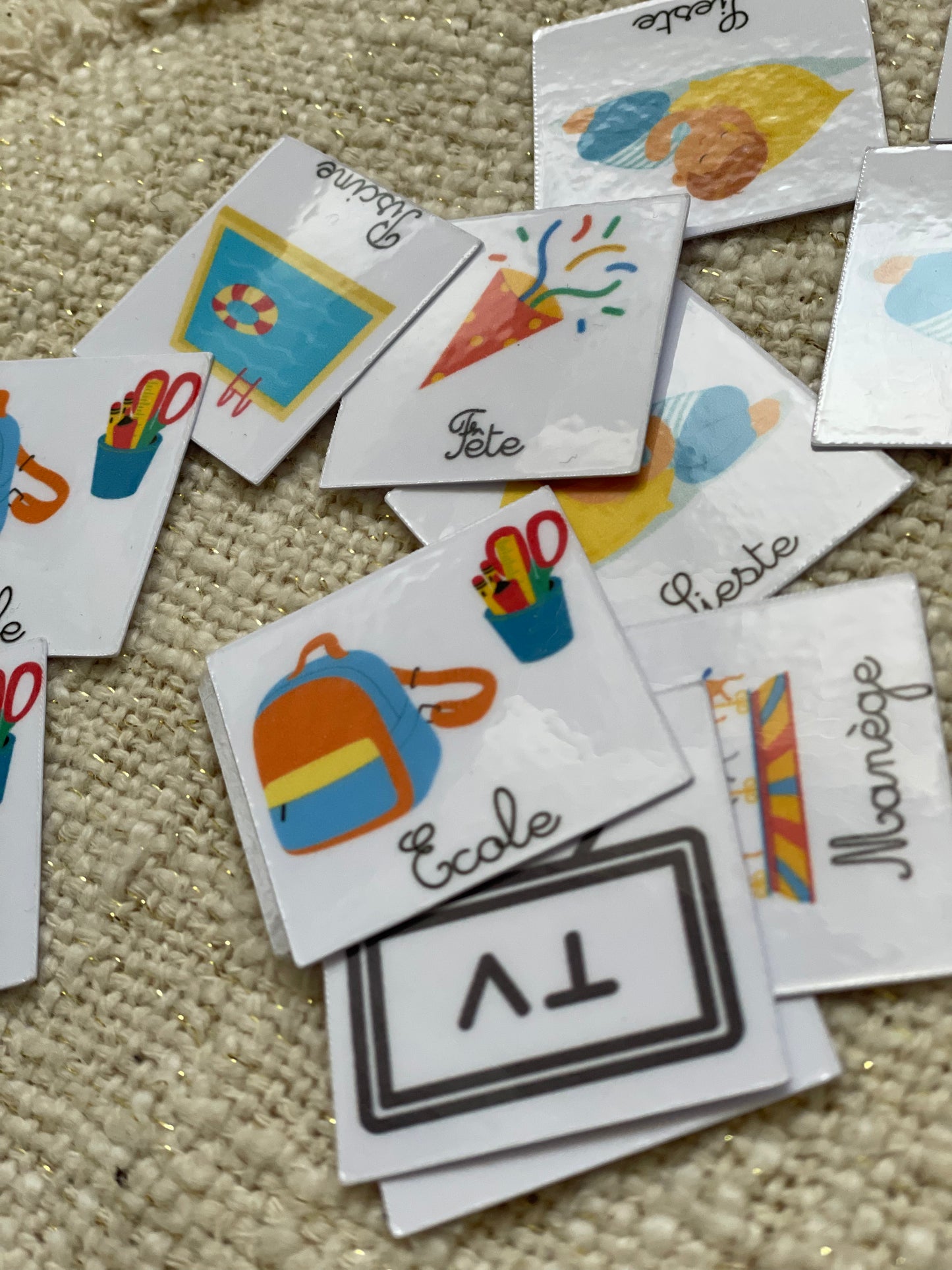Ce semainier est idéal pour apprendre aux enfants, notamment aux tout petits le déroulement de la journée et de la semaine. Très pratique pour commencer l’école, ou la crèche par exemple, où le rythme de l’enfant change. Ou encore pour mettre en place des routines. Ce semainier permet à l’enfant de mieux se repérer dans le temps, il peut bouger les différentes vignettes à sa guise. Il lui permet d'avoir un visuel, sur les différentes activités et tâches de la journée.