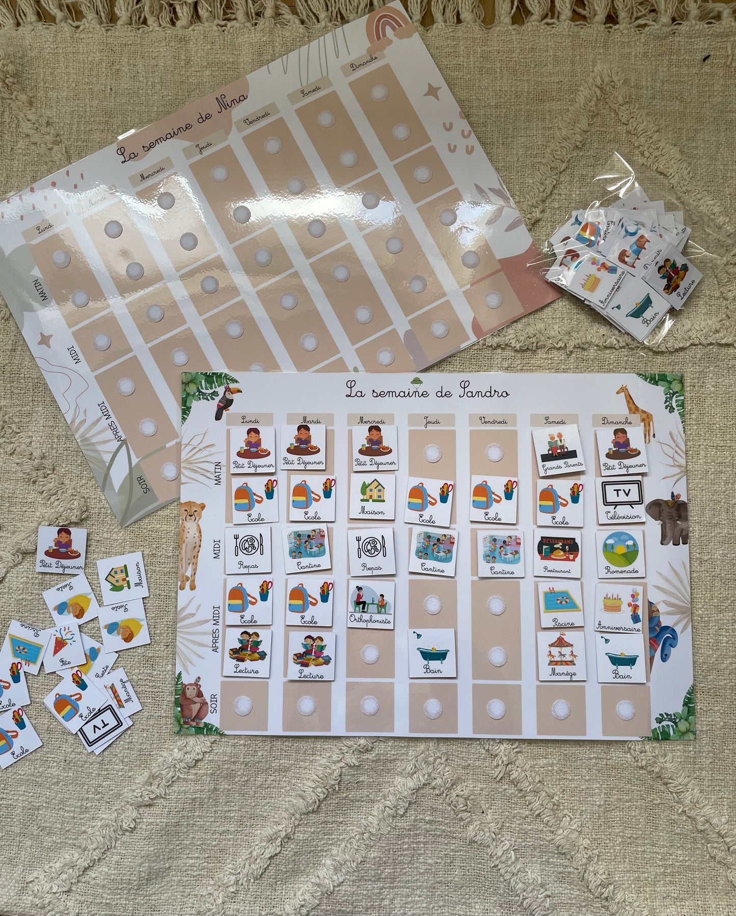 Ce semainier est idéal pour apprendre aux enfants, notamment aux tout petits le déroulement de la journée et de la semaine. Très pratique pour commencer l’école, ou la crèche par exemple, où le rythme de l’enfant change. Ou encore pour mettre en place des routines. Ce semainier permet à l’enfant de mieux se repérer dans le temps, il peut bouger les différentes vignettes à sa guise. Il lui permet d'avoir un visuel, sur les différentes activités et tâches de la journée.