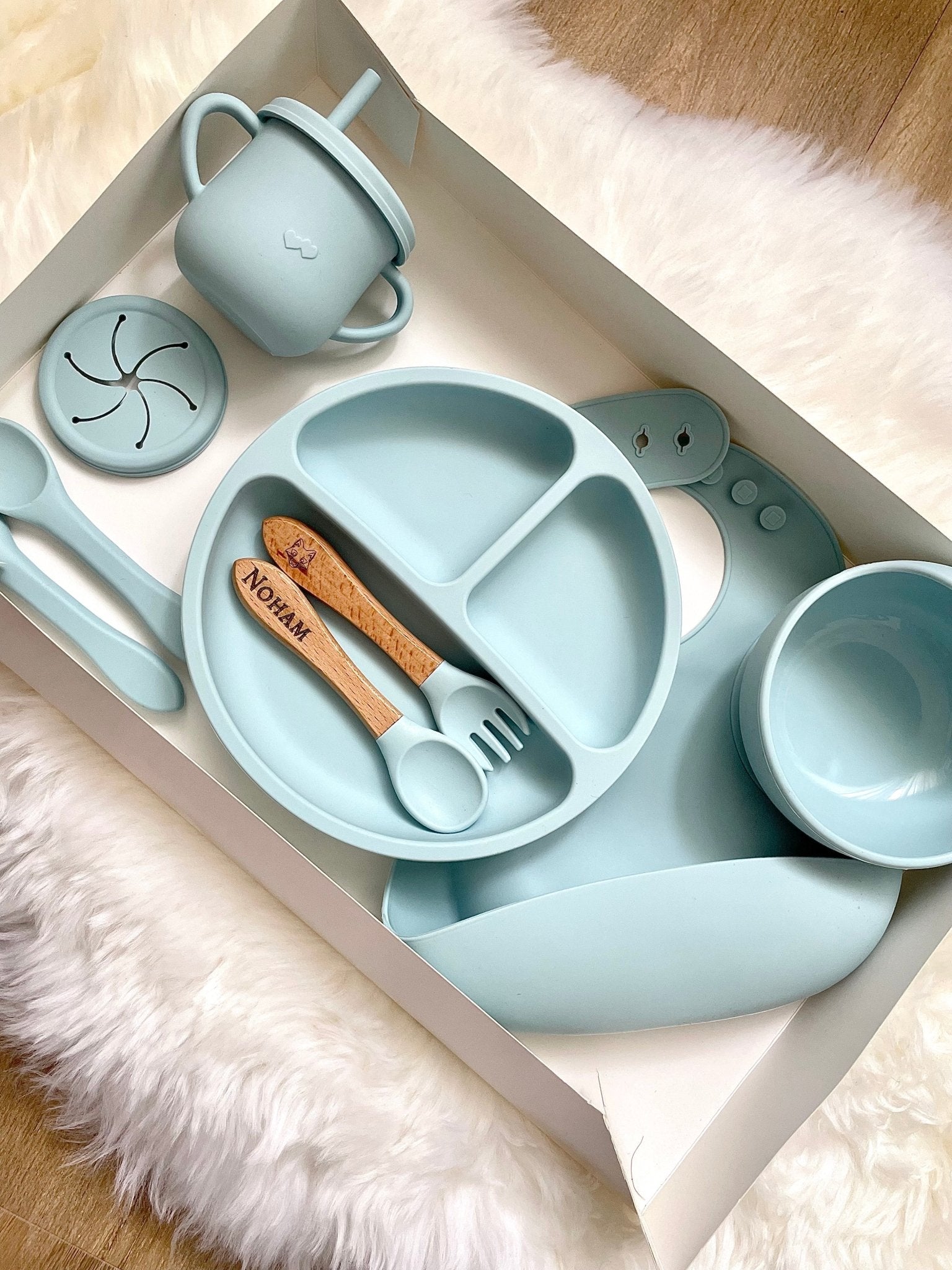 Set Repas Bébé - Vaisselle Enfant et Bavoir en Silicone - cuillère et fourchette personnalisable - assiette enfant - L’Atelier Personnalisé