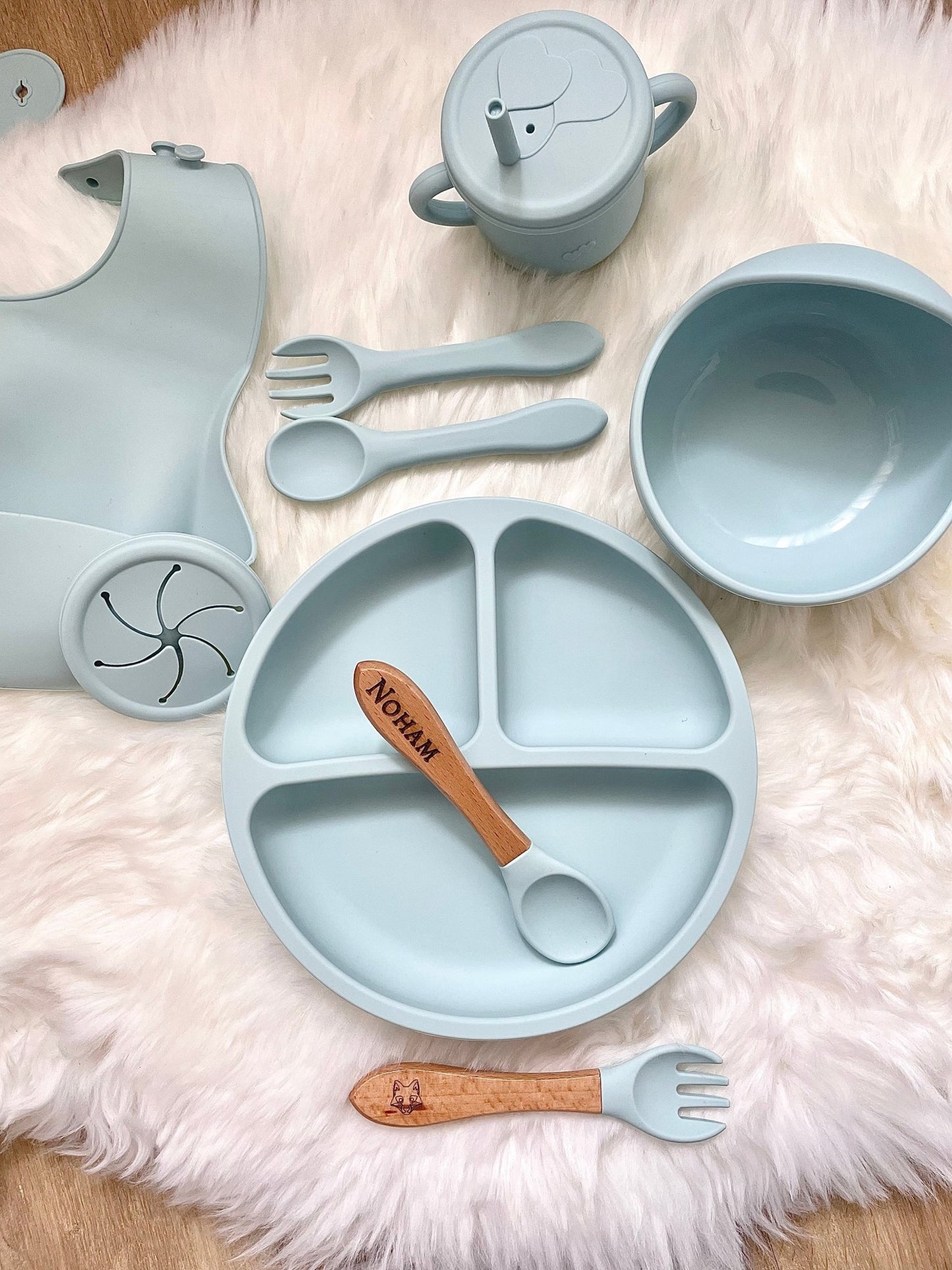 Set Repas Bébé - Vaisselle Enfant et Bavoir en Silicone - cuillère et fourchette personnalisable - assiette enfant - L’Atelier Personnalisé