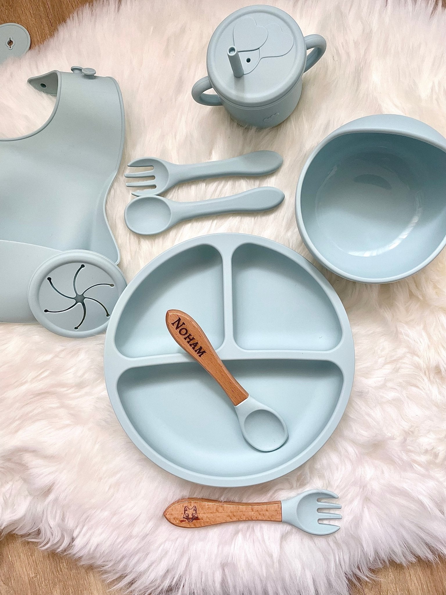 Set Repas Bébé - Vaisselle Enfant et Bavoir en Silicone - cuillère et fourchette personnalisable - assiette enfant - L’Atelier Personnalisé